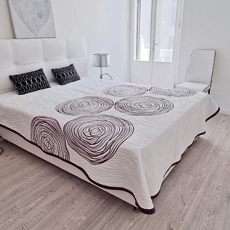 Casa Bianca - 2 Bedroom Design Apartment トリエステ エクステリア 写真