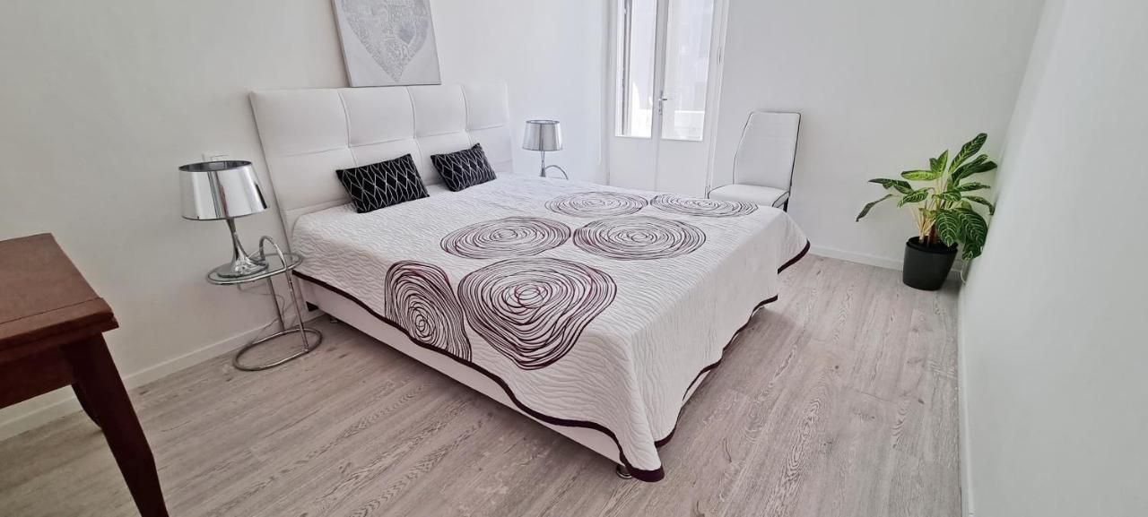 Casa Bianca - 2 Bedroom Design Apartment トリエステ エクステリア 写真
