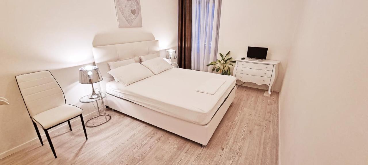Casa Bianca - 2 Bedroom Design Apartment トリエステ エクステリア 写真