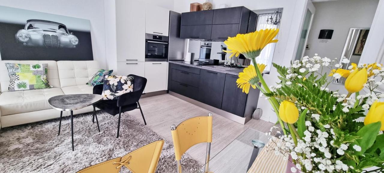 Casa Bianca - 2 Bedroom Design Apartment トリエステ エクステリア 写真